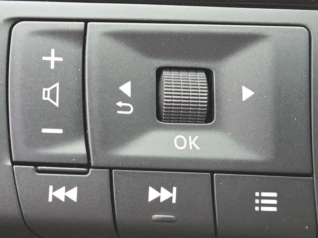 2025 Nissan Pathfinder SL photo 16