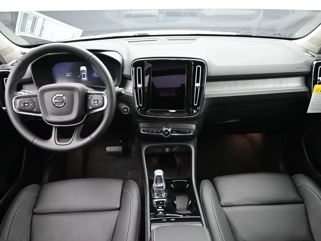 2025 Volvo - image 19