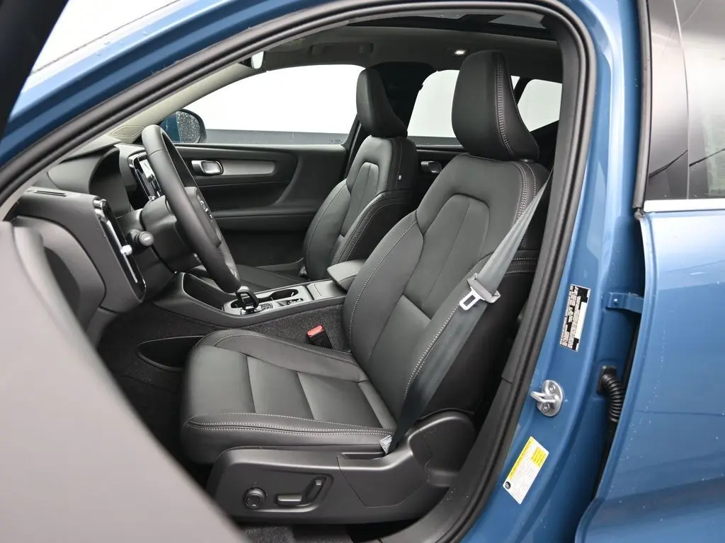 2025 Volvo - image 20