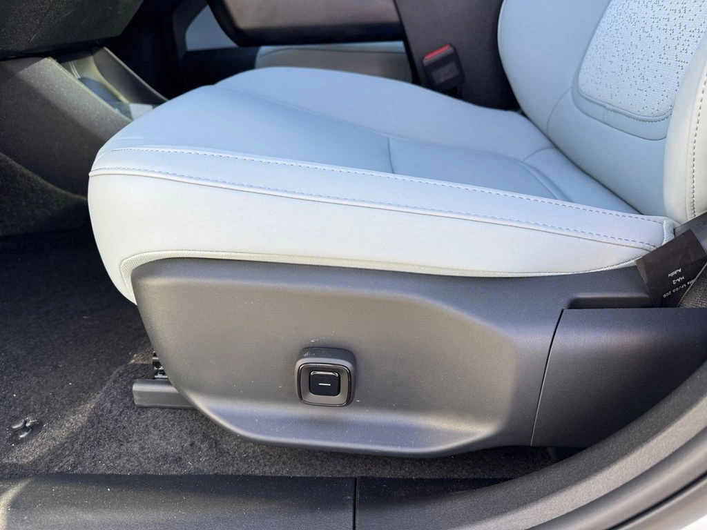 2025 Volvo - image 15