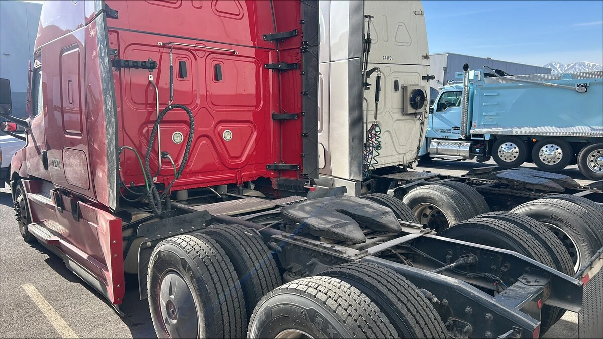 2022 Freightliner Cascadia - image 2