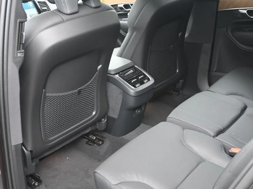 2025 Volvo - image 25