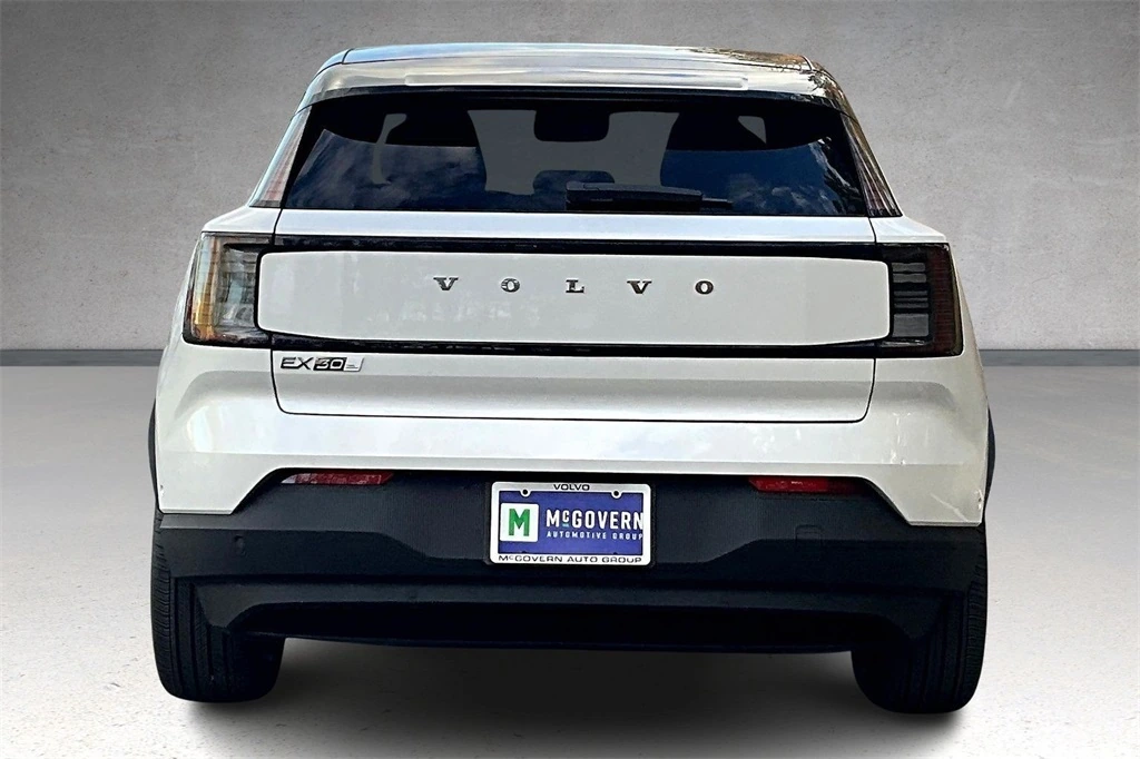 2025 Volvo - image 4