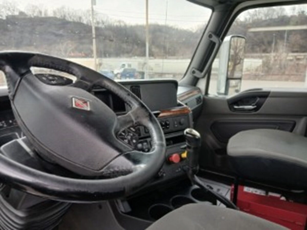 2020 International LT - image 7