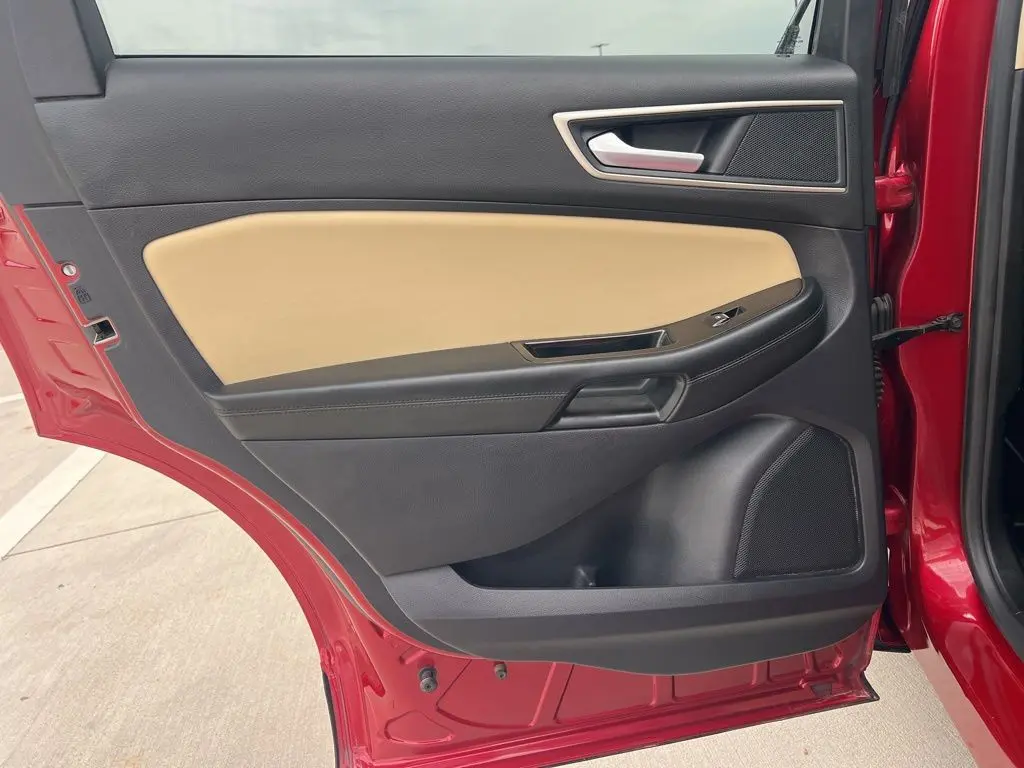 2020 Ford Edge SEL photo 18