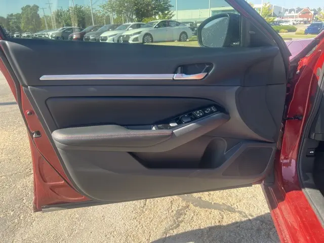 2025 Nissan Altima 2.5 SR photo 10
