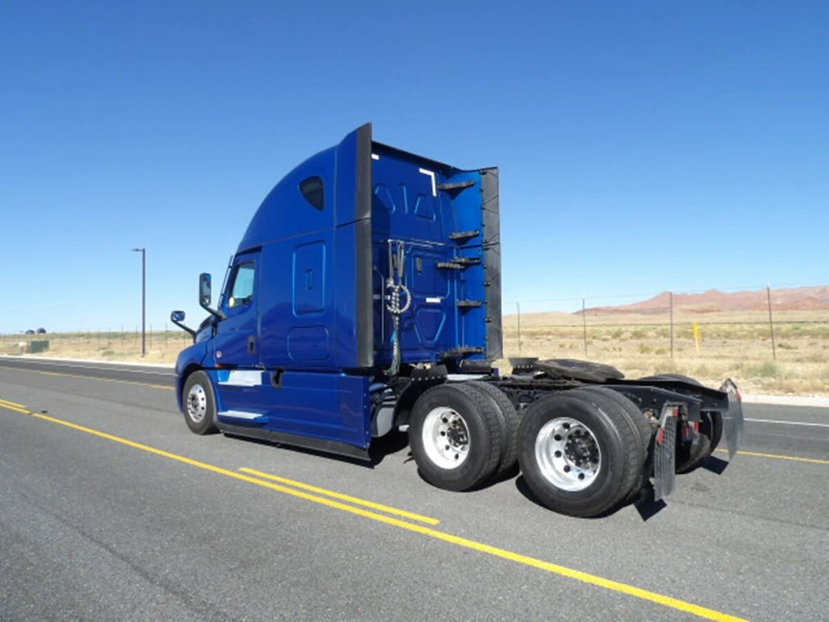 2022 Freightliner Cascadia — photo 3