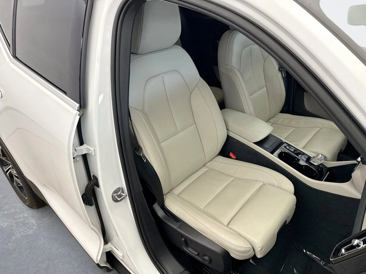 2022 Volvo - image 16