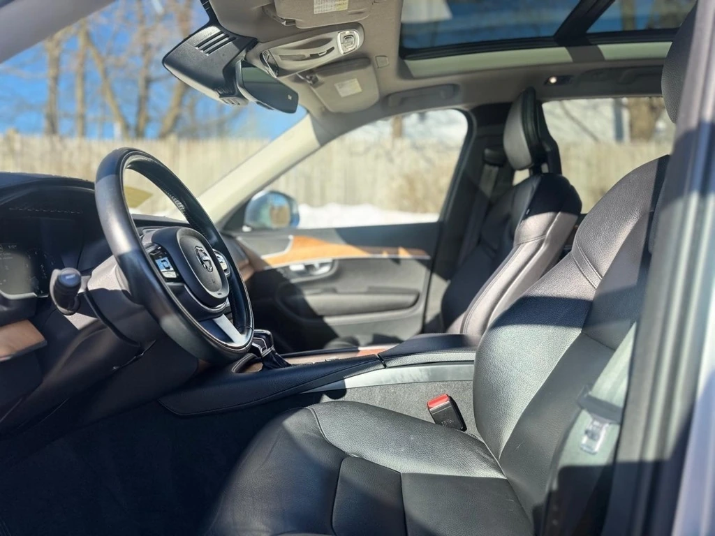 2021 Volvo - image 18