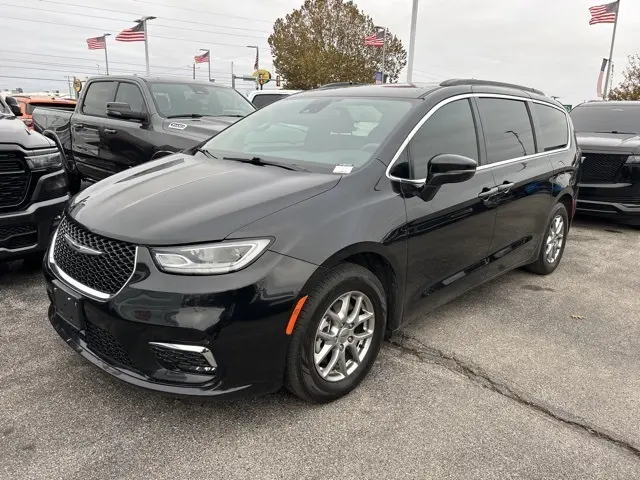 2022 Chrysler Pacifica Touring's photo