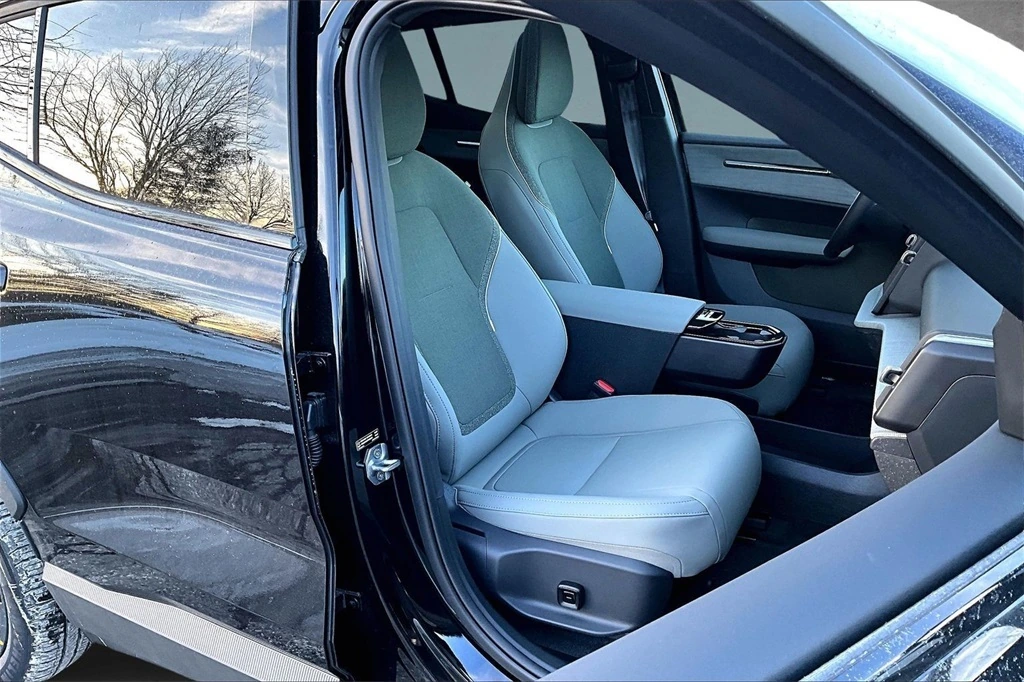 2026 Volvo - image 11