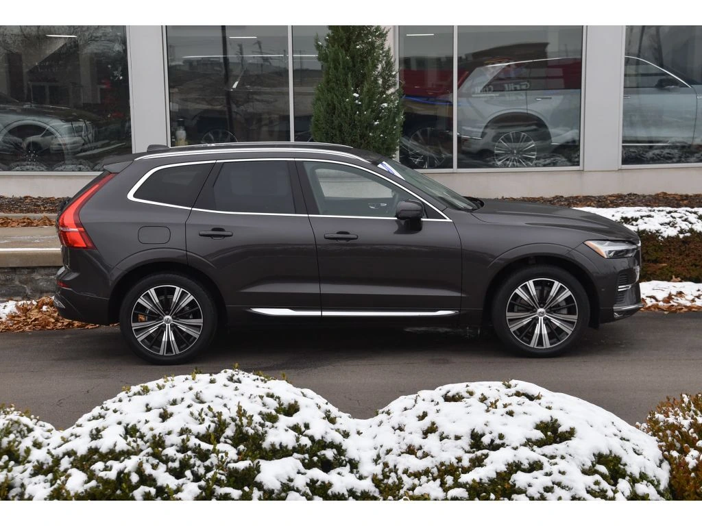 2022 Volvo - image 3