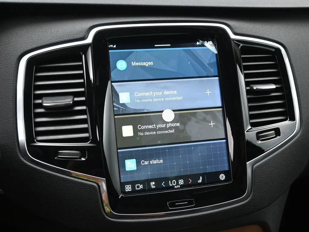 2025 Volvo - image 12