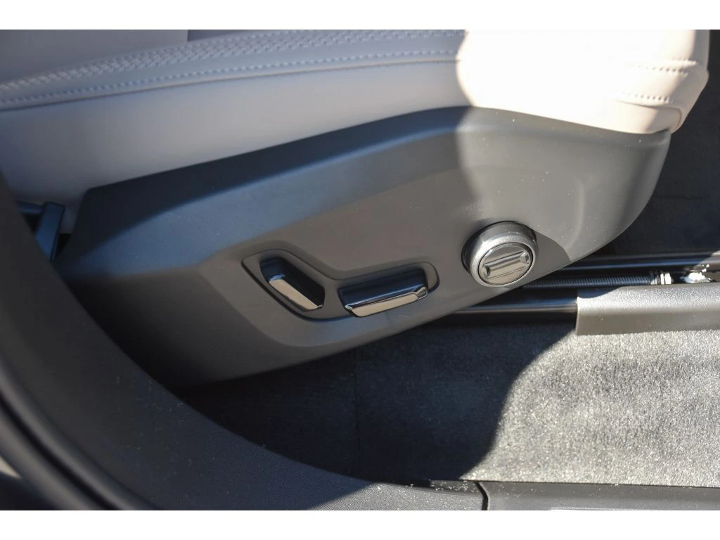 2026 Volvo - image 33