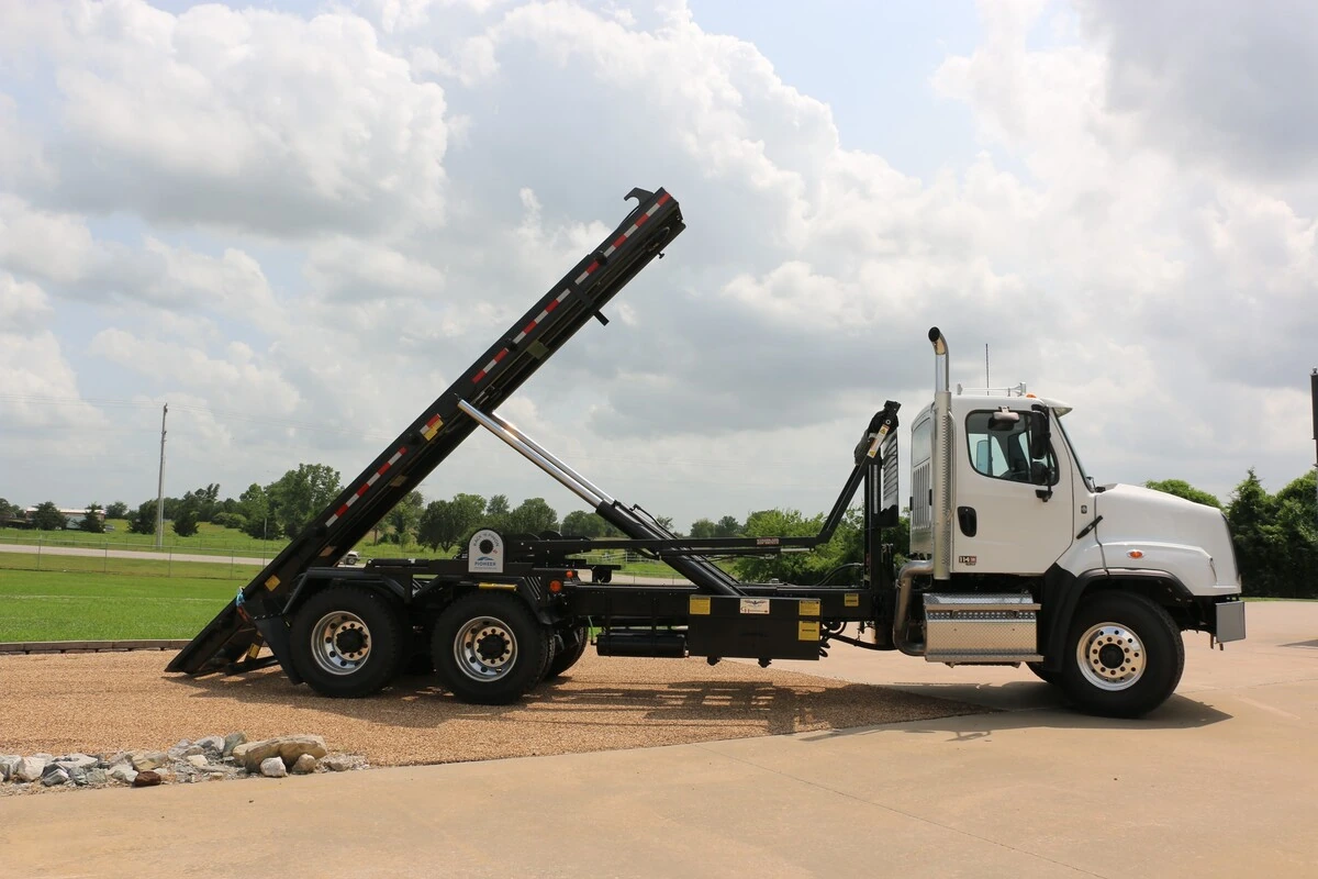 2027 Freightliner 114SD — photo 8