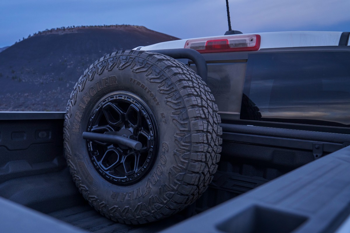 2024 Chevrolet Colorado ZR2 Bison Exterior Spare Tire in Truck Bed