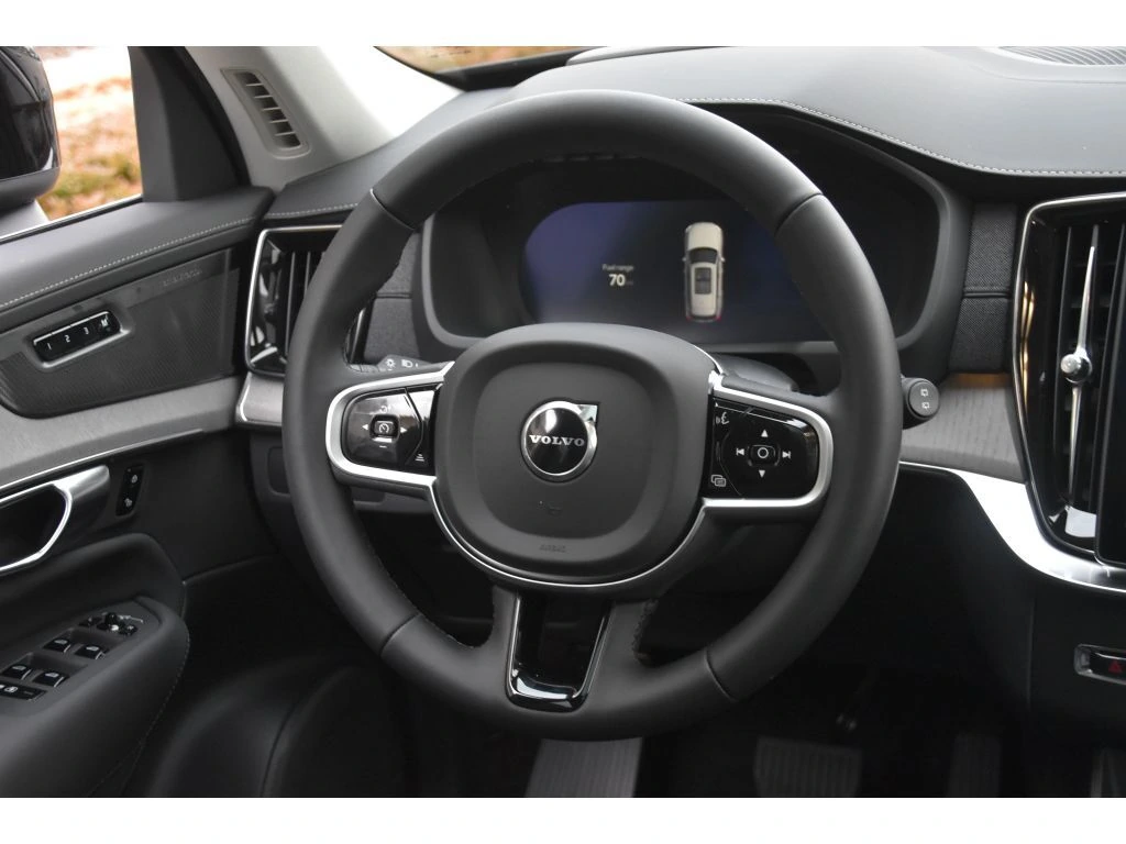 2026 Volvo - image 15