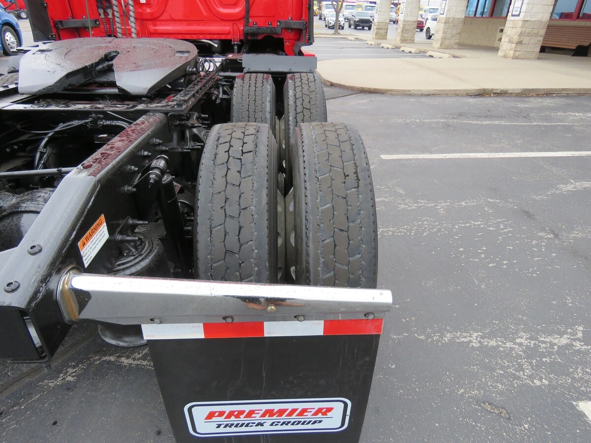 2022 Freightliner Cascadia - image 6