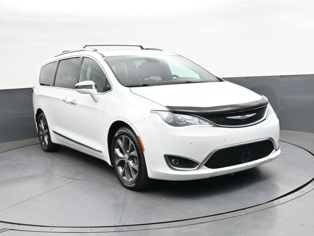 2017 Chrysler Pacifica Limited's photo