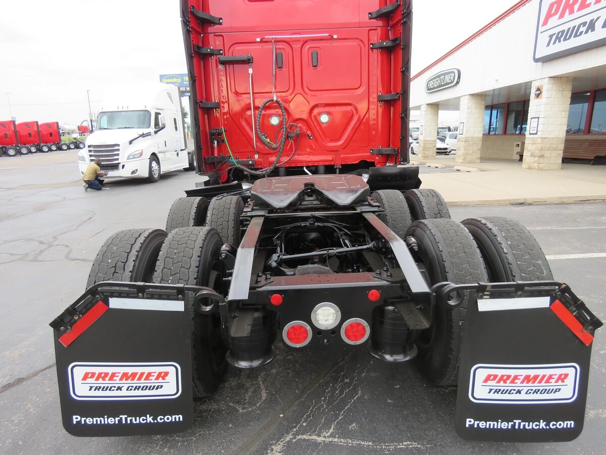 2023 Freightliner Cascadia — photo 5