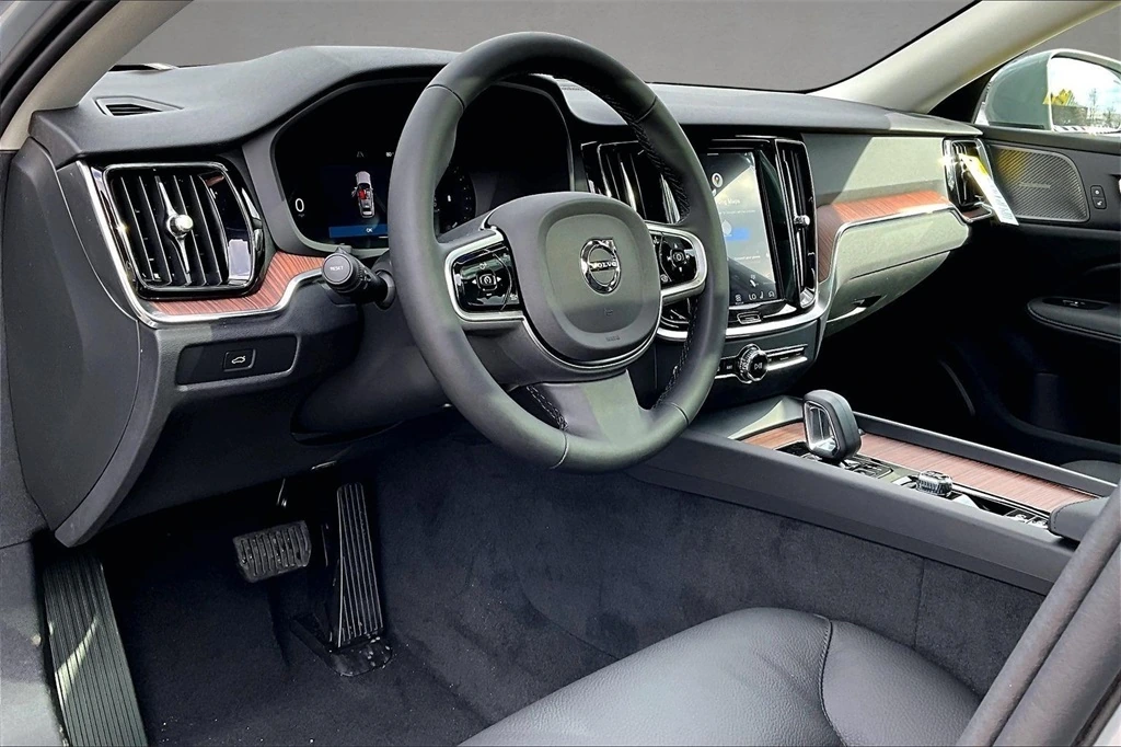2026 Volvo - image 7