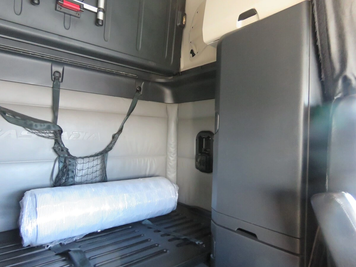 2022 Freightliner Cascadia - image 17