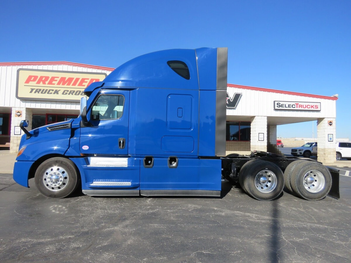 2022 Freightliner Cascadia - image 2