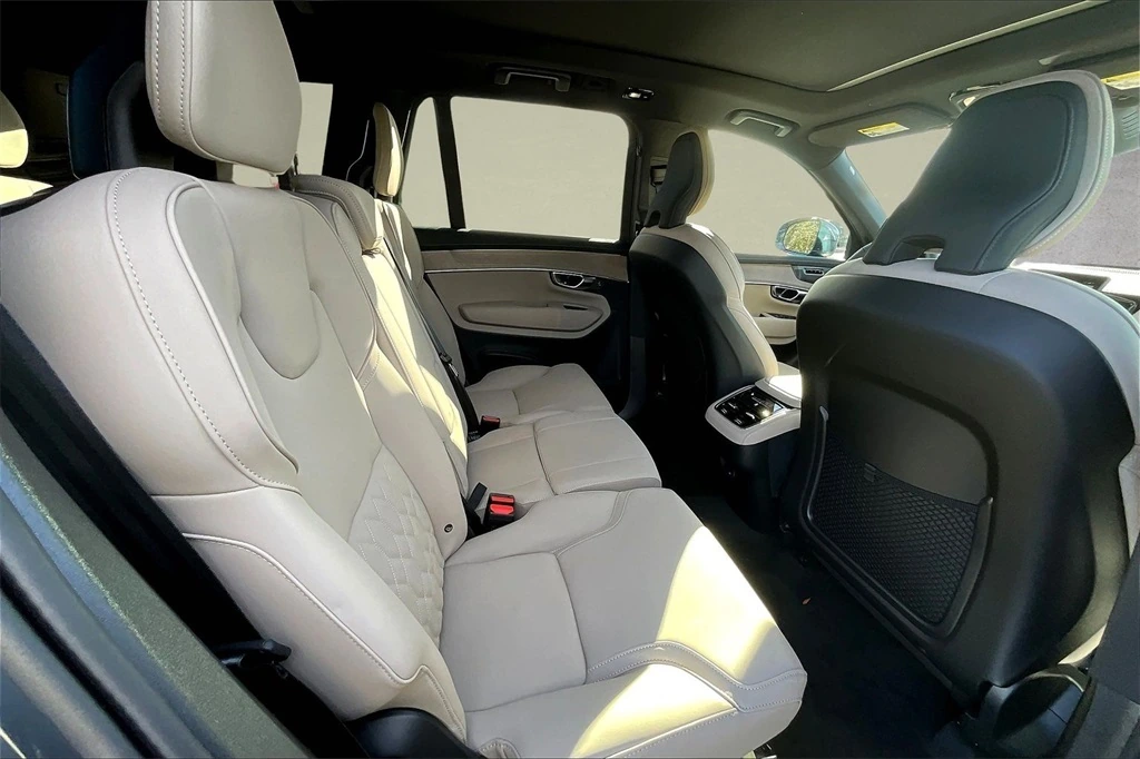 2026 Volvo - image 9