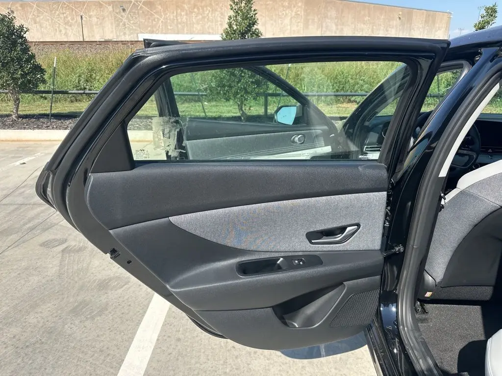 2025 Hyundai Elantra Limited photo 17