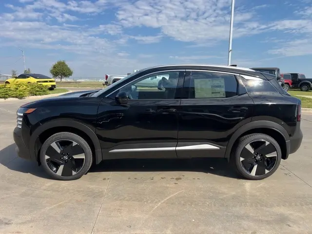 2026 Nissan Kicks SR photo 2