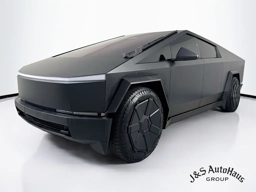2024 Tesla Cybertruck photo 3
