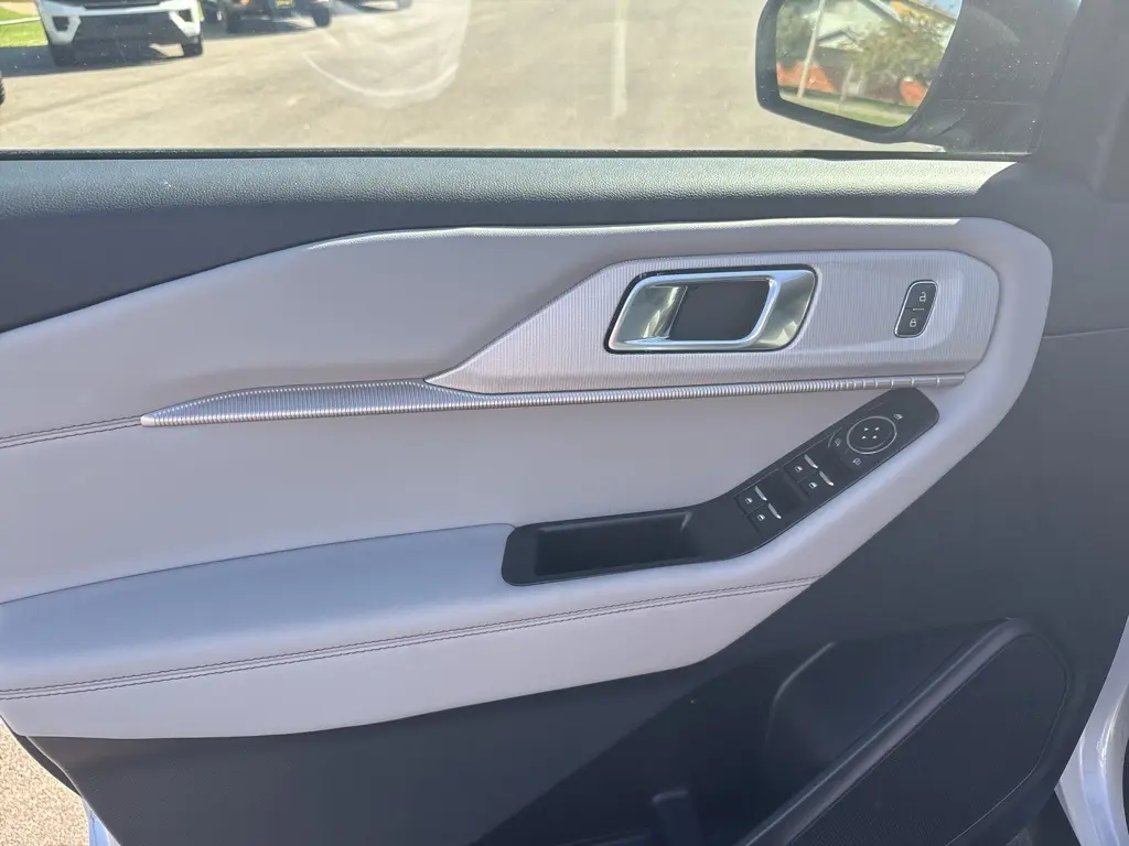 2025 Ford Explorer photo 10