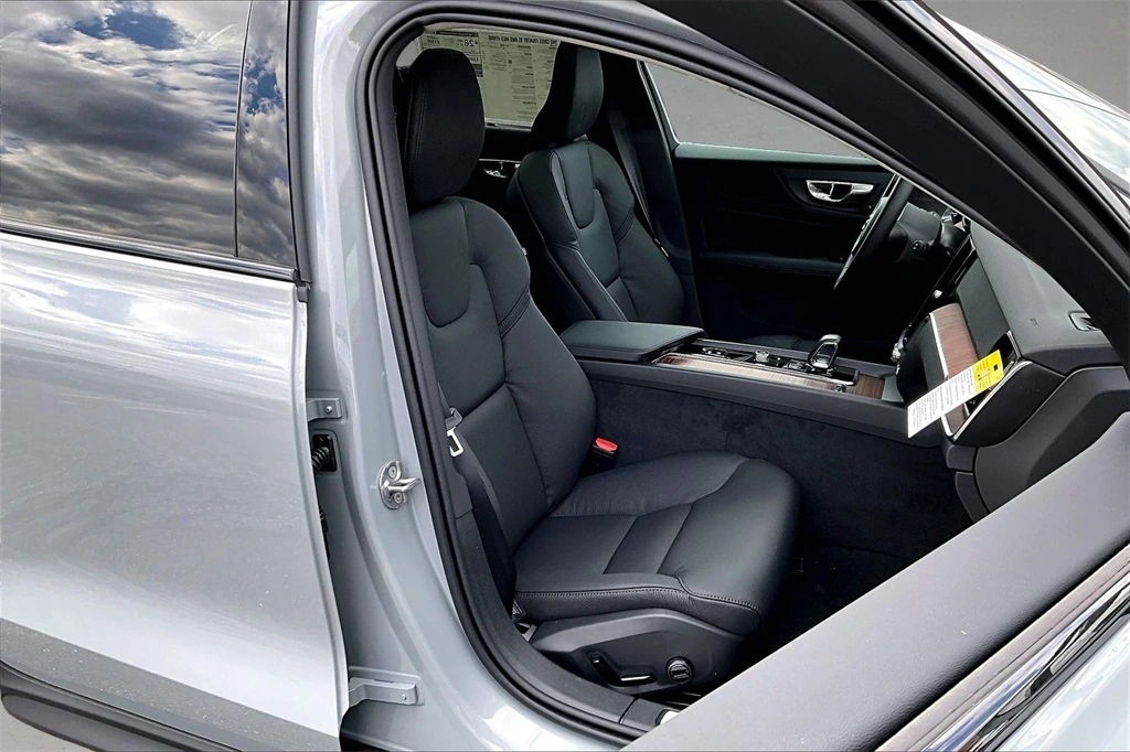 2026 Volvo - image 11