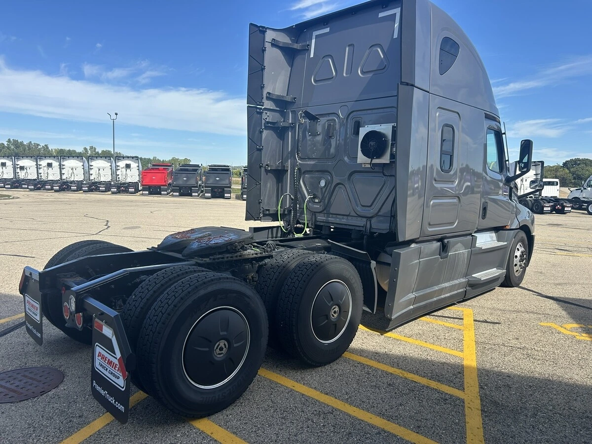 2022 Freightliner Cascadia — photo 5