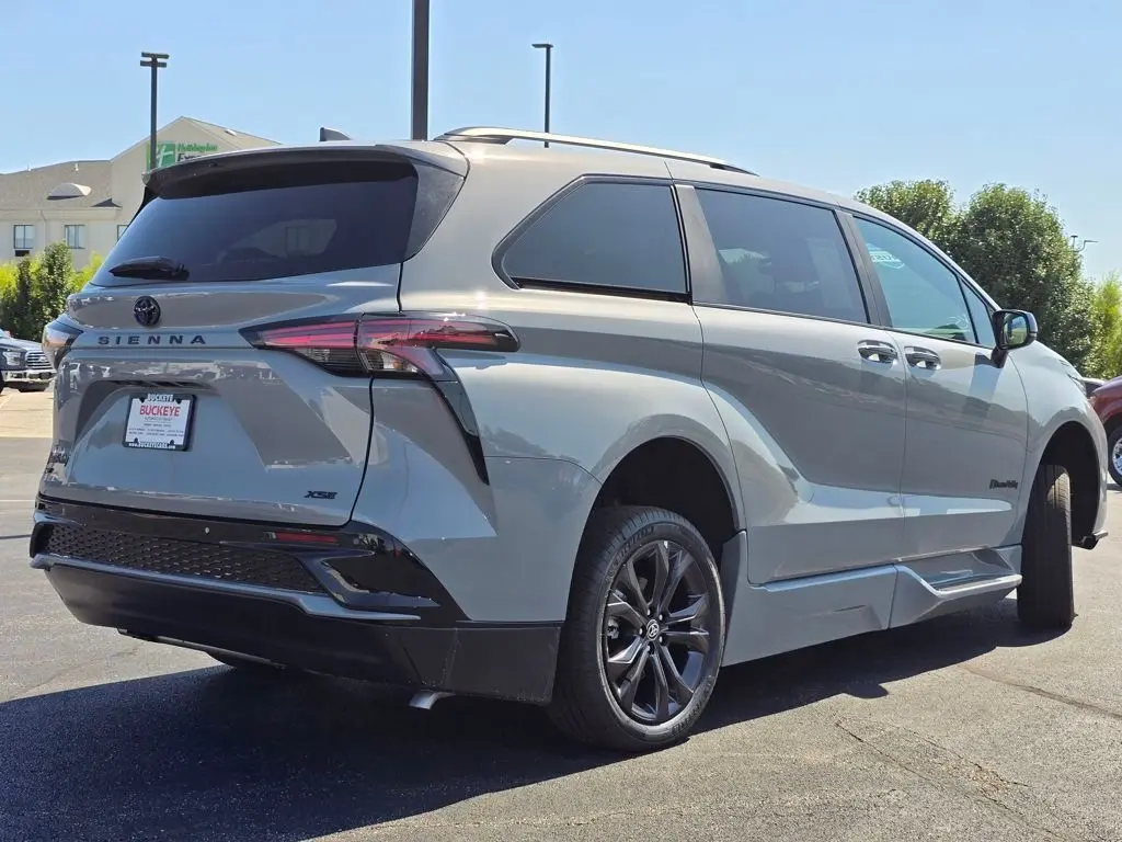 2025 Toyota Sienna XSE photo 17