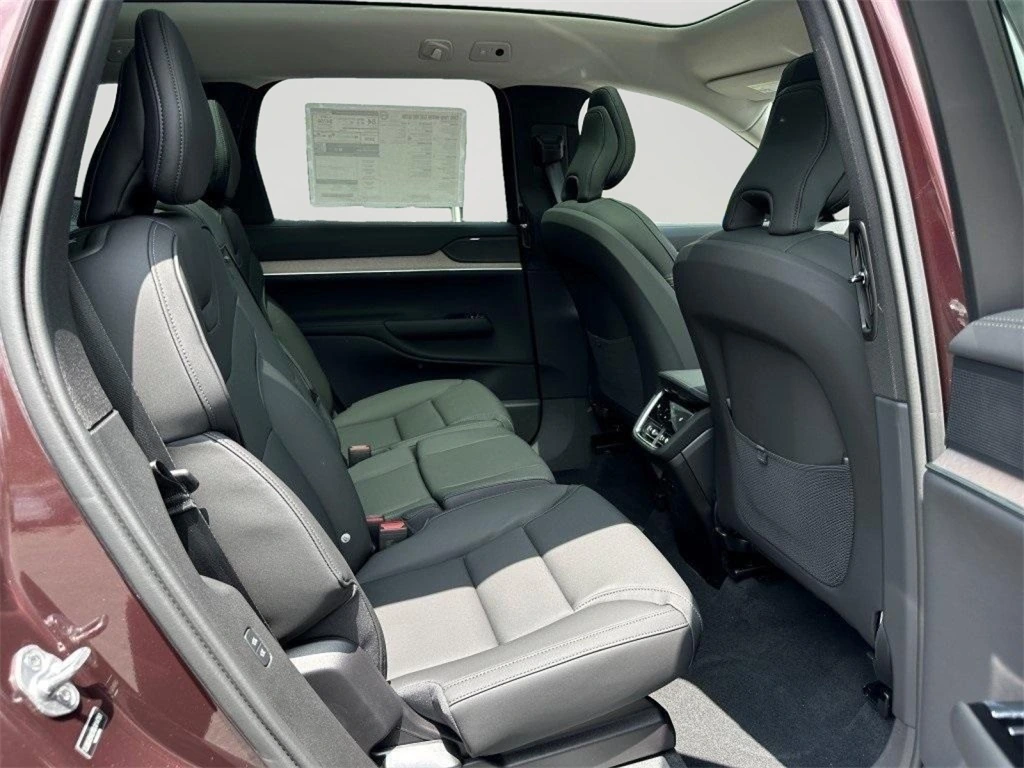 2025 Volvo - image 13