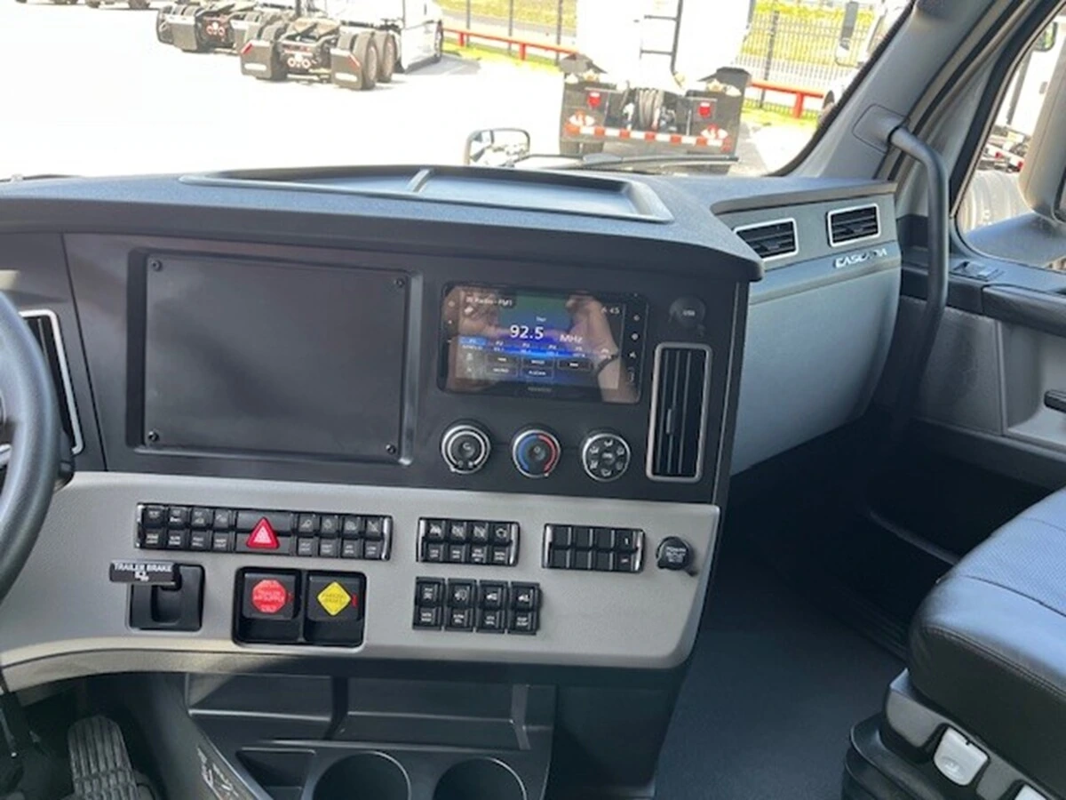 2027 Freightliner - image 8