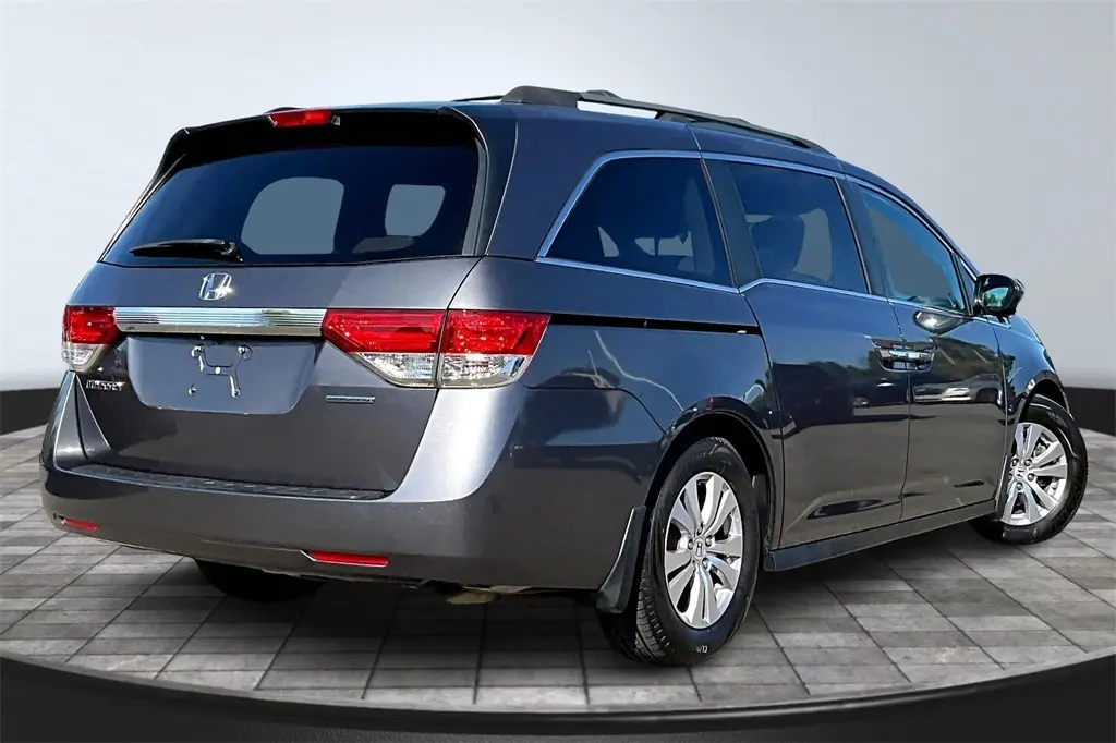 2017 Honda Odyssey SE photo 2