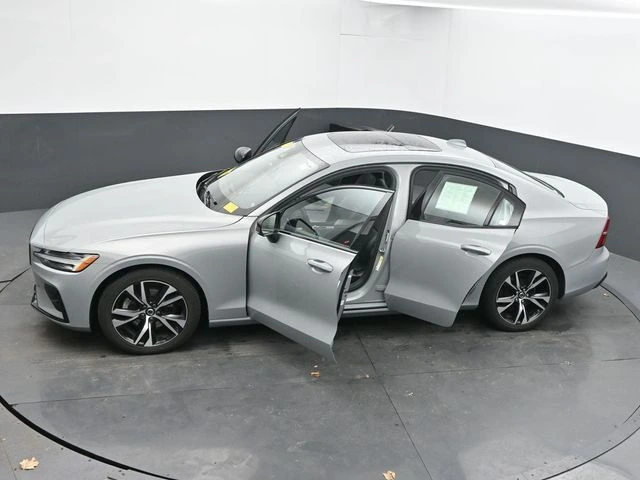 2025 Volvo - image 60