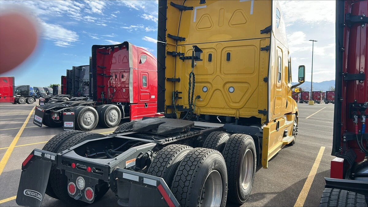2025 Freightliner Cascadia — photo 3