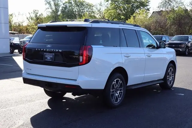 2025 Ford Expedition photo 3