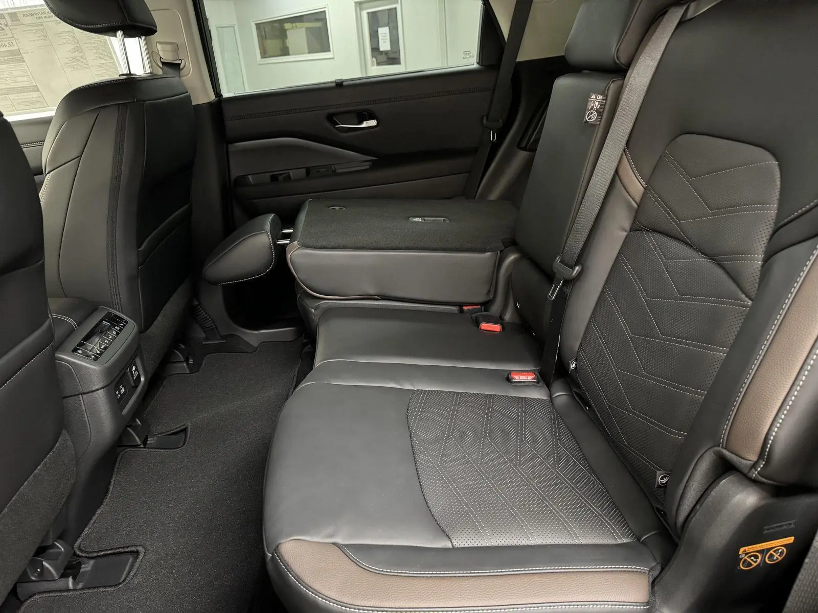 2025 Nissan Pathfinder Platinum photo 25