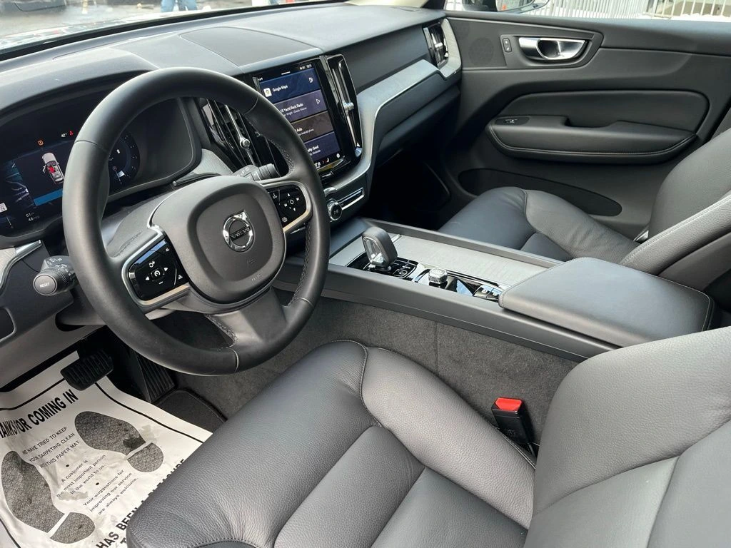 2025 Volvo - image 15