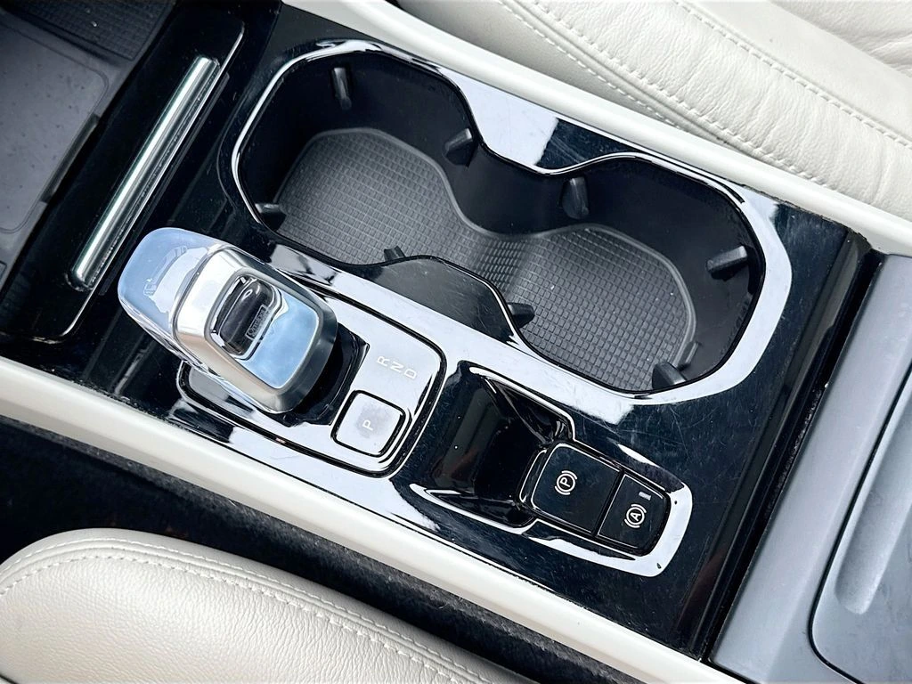 2023 Volvo XC40 Plus - Photo 28