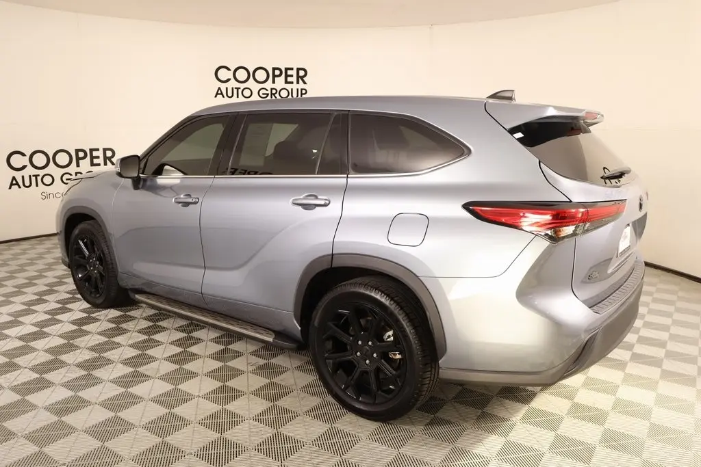2022 Toyota Highlander LE photo 12