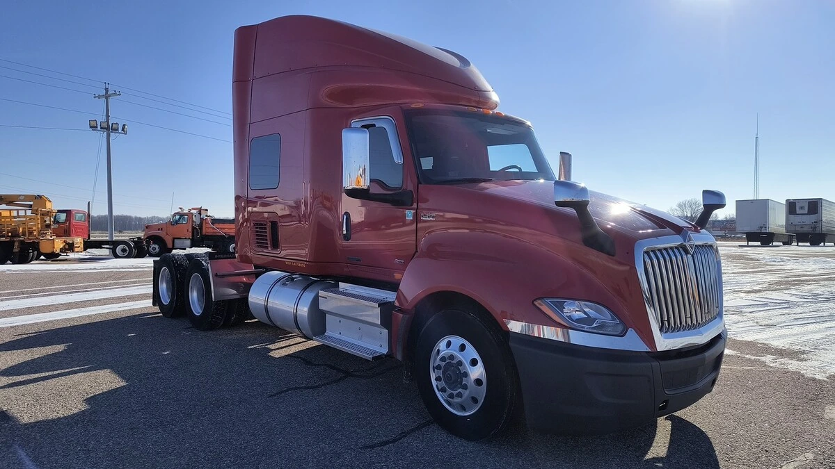 2020 International LT - image 3