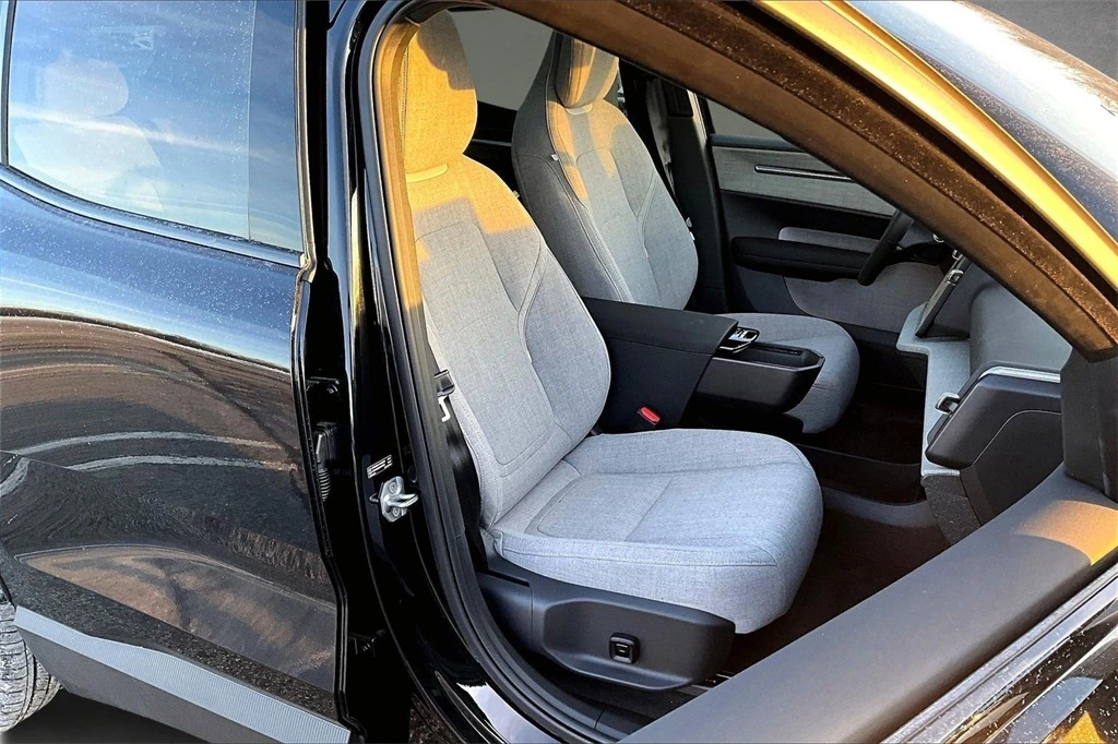 2026 Volvo - image 11