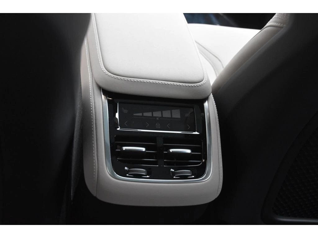 2026 Volvo - image 15