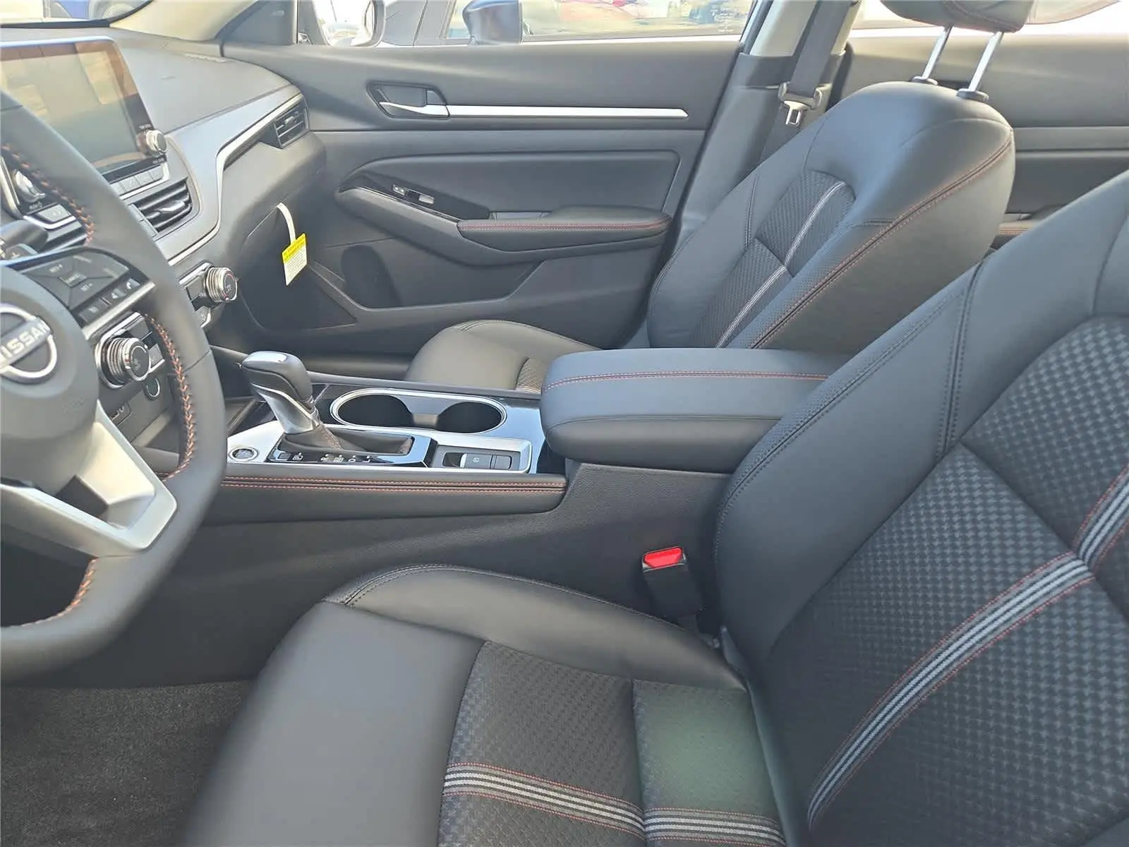 2025 Nissan Altima SR photo 4
