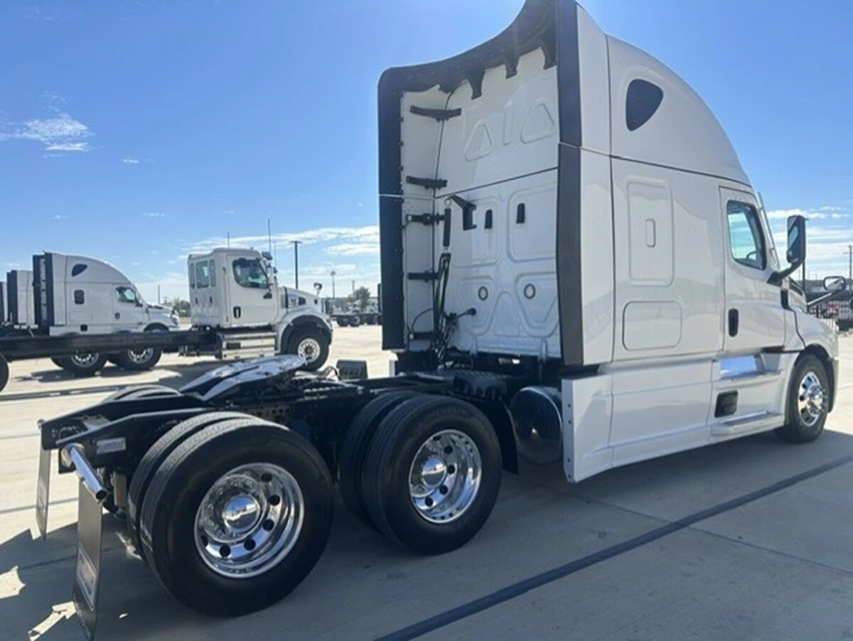 2025 Freightliner Cascadia — photo 8